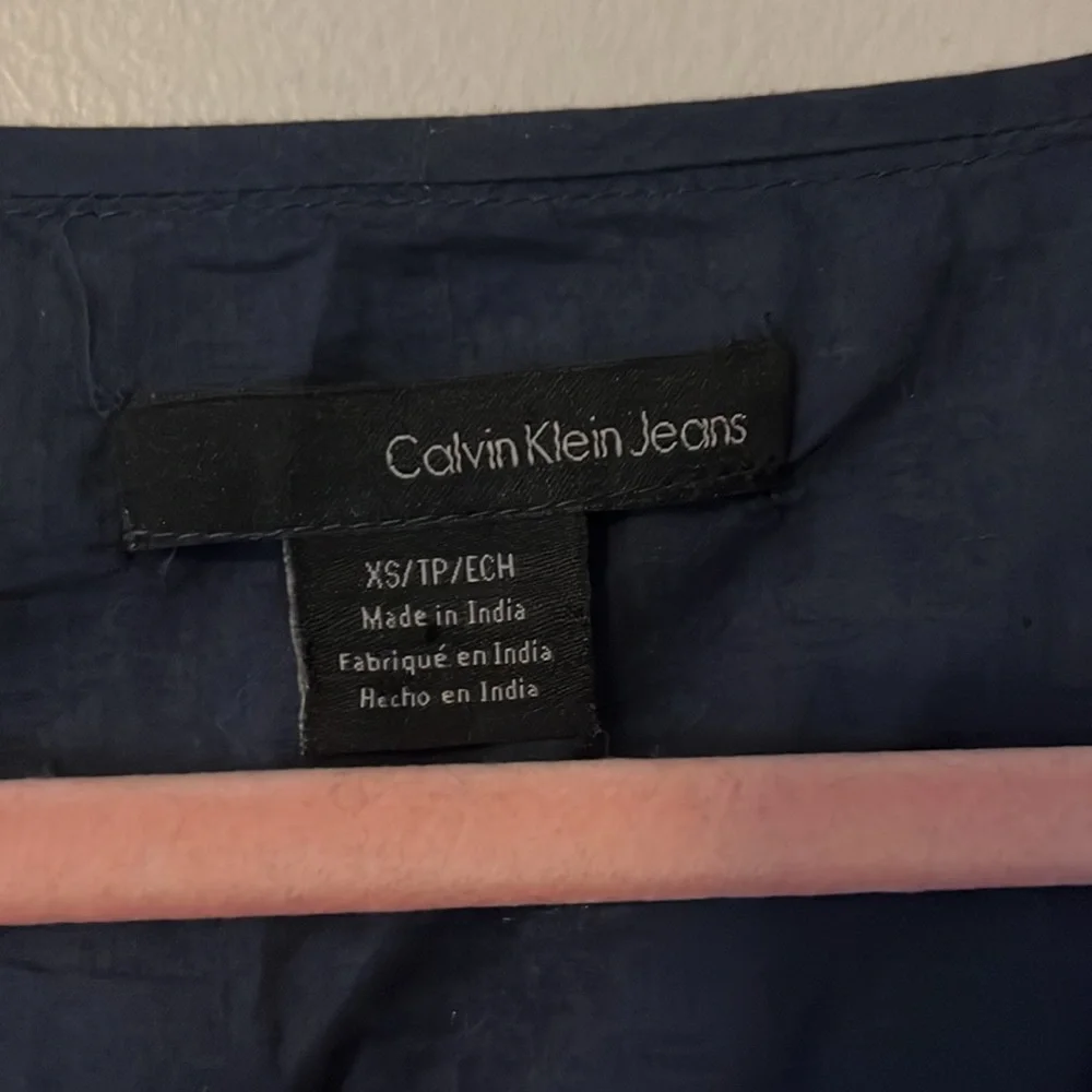 Women's Calvin Klein Jeans Navy Blouse XS Never Worn Embroidered V-Neck Detail - Picture 2 of 4